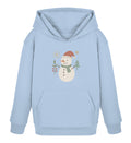 Hellblauer Zauberkekse® Bio Kinderhoodie mit Scandi-Schneemann, Tanne und kleinen Wintersternen auf der Vorderseite.