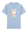 Sunny Bunny Kinder T-Shirt – kawaii Häschen hält rosa Herz, Pastellfarben auf hellblauem Bio T-Shirt