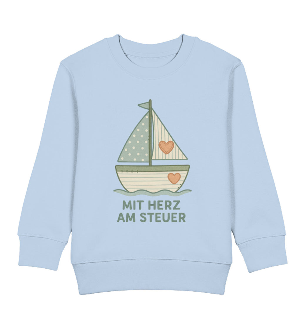 Hellblauer Kinder Pullover mit Patchwork-Segelboot und Spruch „Mit Herz am Steuer“ in sanften Scandi-Farben von Zauberkekse®