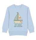 Hellblauer Kinder Pullover mit Patchwork-Segelboot und Spruch „Mit Herz am Steuer“ in sanften Scandi-Farben von Zauberkekse®