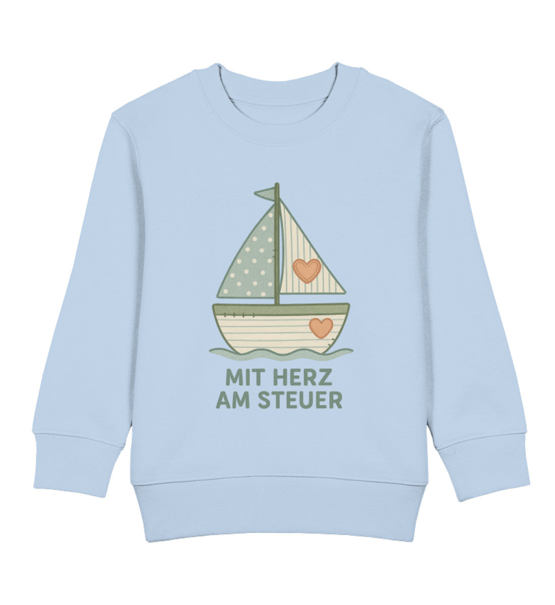 Hellblauer Kinder Pullover mit Patchwork-Segelboot und Spruch „Mit Herz am Steuer“ in sanften Scandi-Farben von Zauberkekse®
