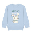 Hellblauer Kinder Pullover mit pastellfarbenem Häschen-Charakter und Schriftzug SUNNY BUNNY, süßes Scandi-Design von Zauberkekse®