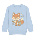 Hellblauer Kinder Sweater mit süßem Scandi-Fuchs, Herz-Patch und Sternen – Zauberkekse® Herzensfuchs Pullover aus Bio-Baumwolle.